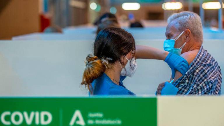 Andalucía comienza la campaña de vacunación de la tercera dosis a mayores de 70 años