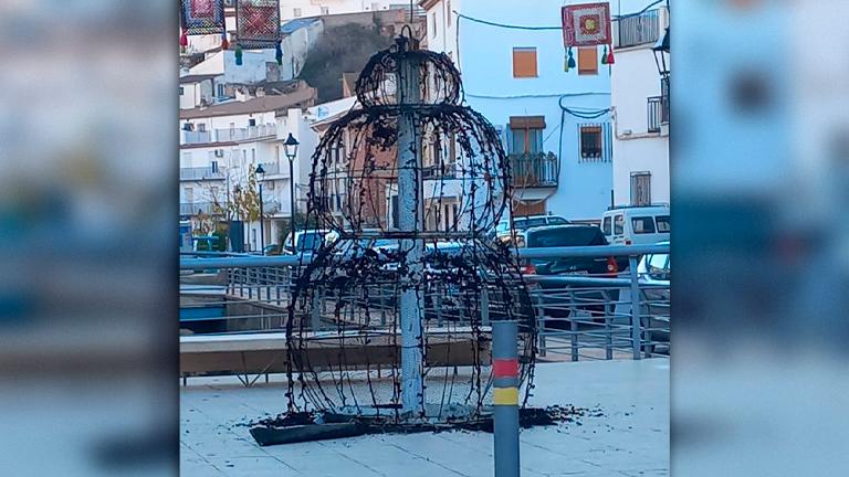 Consternación en el Ayuntamiento de Cambil por la quema del muñeco de Navidad