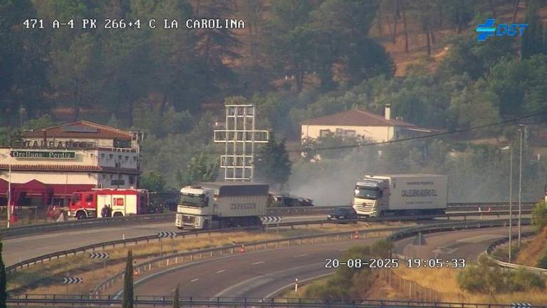 Un camión incendiado provoca dos kilómetros de retenciones en la A-4