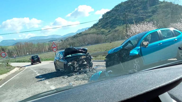 Aparatosa colisión frontal entre dos vehículos en Alcalá la Real