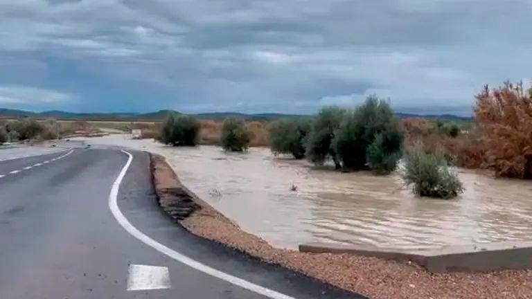 Se desborda el Arroyo Salado y corta el tráfico entre Arjona y Lahiguera