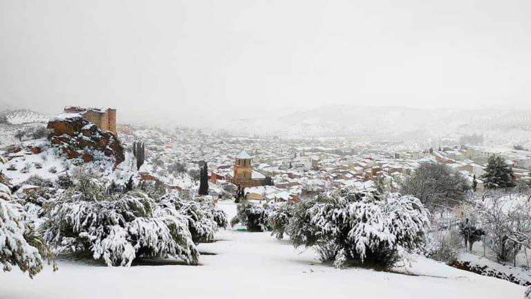 La nieve corta por completo la carretera entre Huelma y Arbuniel