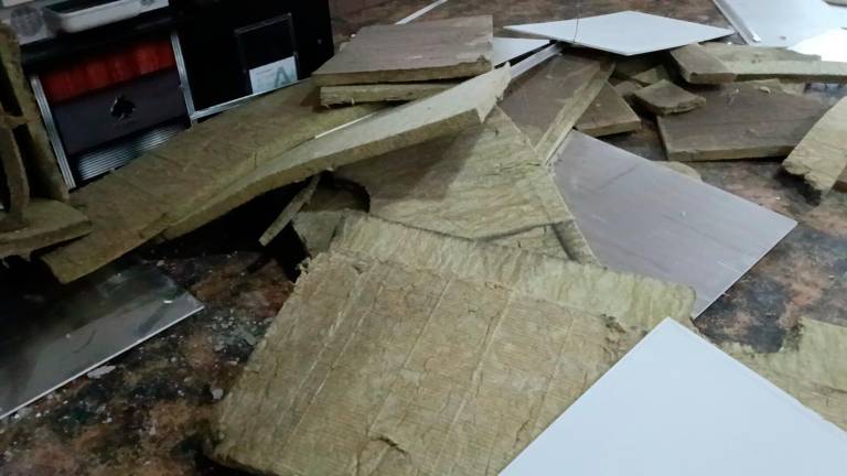 Caída del techo y un cornisa en el Bar Pingüi