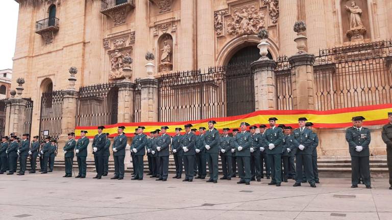 La Guardia Civil homenajea a su patrona en la Plaza de Santa María