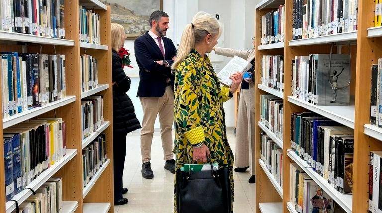 <i>La consejera de Cultura, Patrimonio Histórico y Deporte, Patricia del Pozo, en una biblioteca andaluza. / Junta de Andalucía / Europa Press</i>