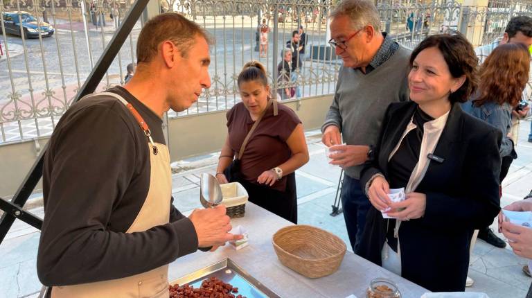 <i>Isabel Uceda visita los estands de la III Muestra Provincial de Frutos Secos en la lonja de la Diputación.</i>