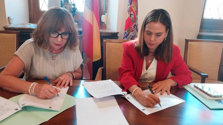 <i>Imagen de archivo de la firma de un convenio. / Ayuntamiento de Jaén.</i>