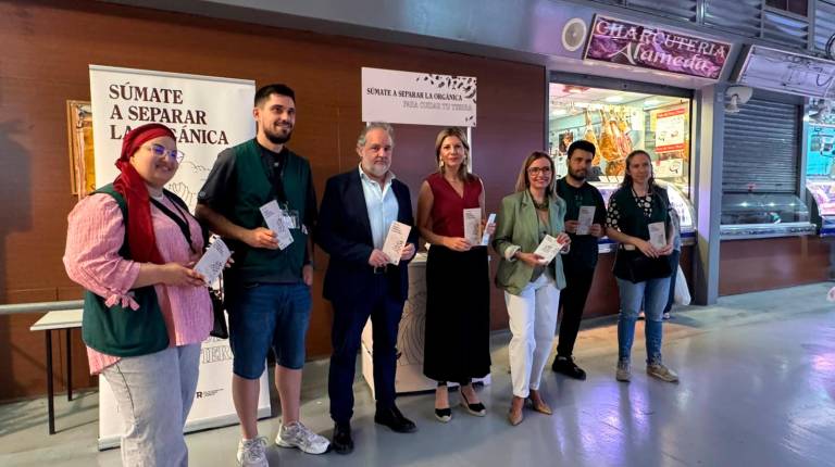 <i>Isabel Cano-Caballero y María del Carmen Angulo visitan el mercado de San Francisco para presentar la campaña. / Ayuntamiento de Jaén.</i>