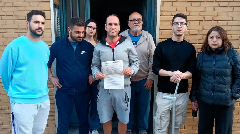 <i>Parte de los vecinos residente en el bloque afectado, con una copia de la denuncia presentada. / Fotografías: F. Gaitán / Diario JAÉN.</i>