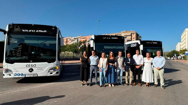 <i>Autoridades locales y representantes de la empresa de transporte ALSA posan junto a los nuevos autobuses híbridos. / Ayuntamiento de Jaén. </i>
