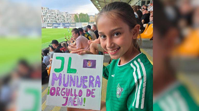 <i>Carla Martín Mamadova posa con el cartel de apoyo a José Luis Munuera Montero.</i>