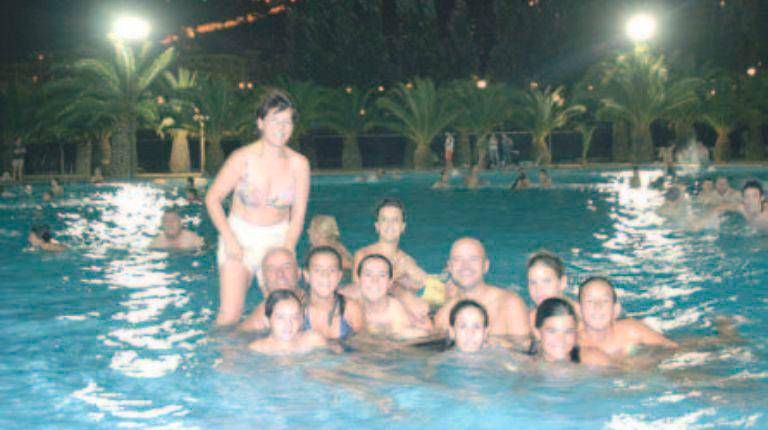 <i>Un grupo de personas en la apertura nocturna de la piscina de Las Fuentezuelas. / Archivo histórico Diario JAÉN.</i>