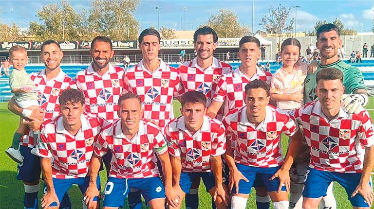 <i>Alineación del Linares Deportivo en su victoria ante el Atlético Central. Al lado, el defensa Carlos Becken controla un balón y realiza un pase </i>