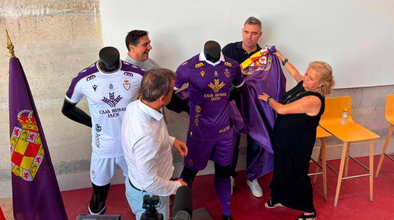 <i>Presentación de la segunda equipación del Real Jaén para la temporada 2026/2027. / Álex Gomez / Diario JAÉN.</i>
