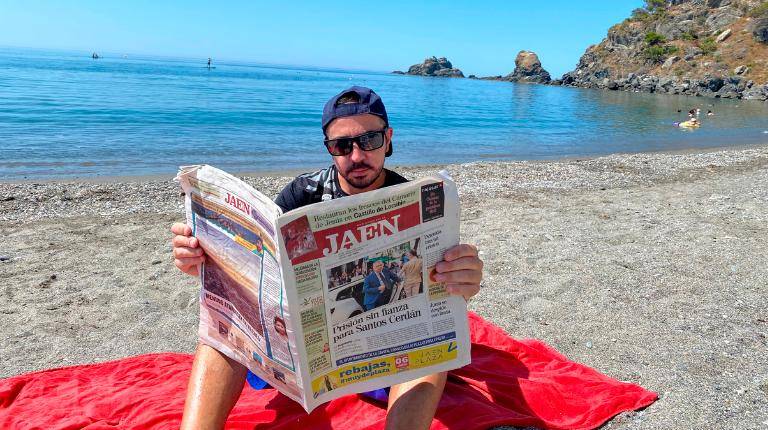 <i>Jiennense en la costa tropical, en Almuñécar leyendo Diario JAÉN. </i>