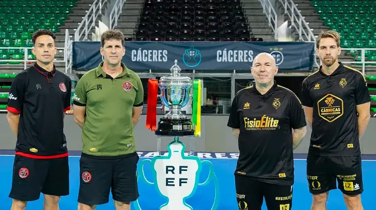 <i>Jesús Izquierdo, Duda, Dani Rodríguez y Alan Brandi, en el posado con la Copa del Rey. / RFEF. </i>