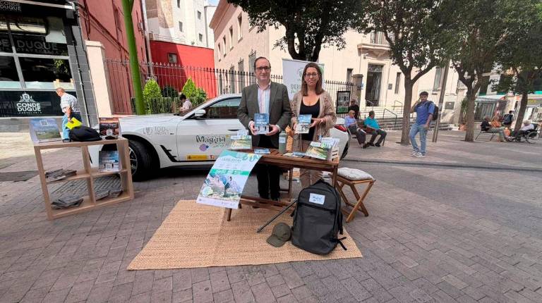 <i>José Ayala y África Colomo presentan la estrategia. / Diputación de Jaén.</i>