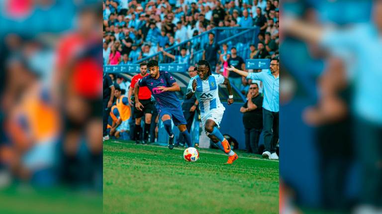 <i>El extremo senegalés Moha Keita avanza por la banda ante el jugador del Real Jaén y futuro compañero Moha, en la vuelta de la eliminatoria final del play off de ascenso a Primera RFEF. / Real Jaén CF. </i>
