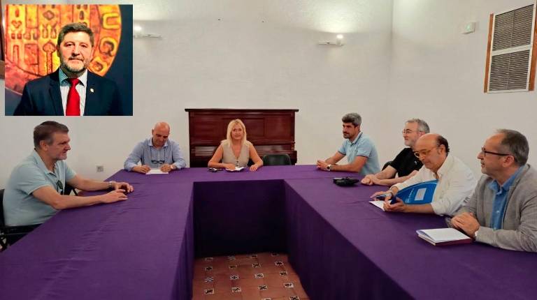 <i>Última reunión de la Comisión Instructora del Expediente de Nombramiento de Cronista Oficial de la Ciudad de Jaén y, en la parte superior, Juan Carlos Castillo.</i>