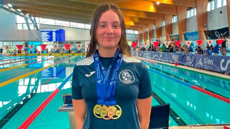 <i>Aurora Martínez luce las tres medallas conseguidas en Sabadell.</i>