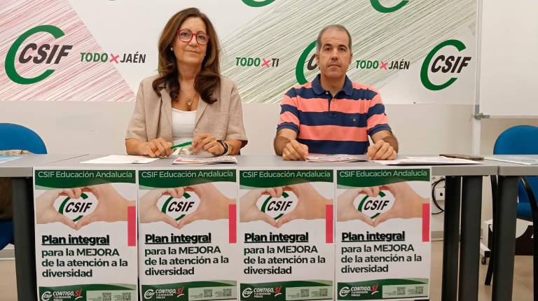 <i>La responsables de Educación de CSIF Carcelén, Julia Carcelén, junto con Antonio Cortés. / F. Gaitán / Diario JAÉN.</i>