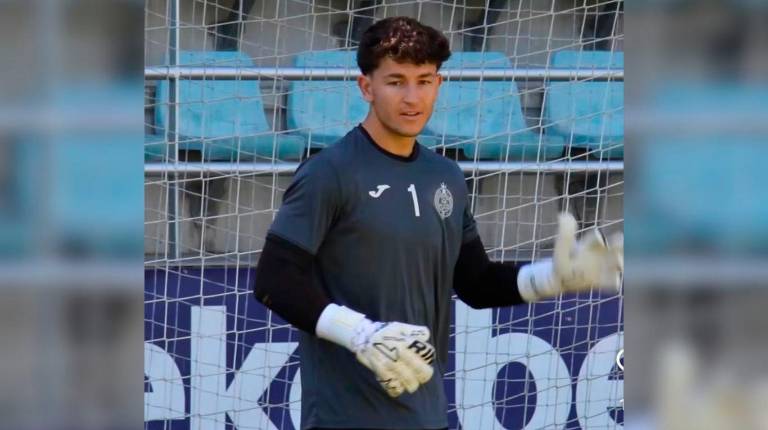<i>Álex Fernández durante un entrenamiento con el Palencia Cristo Atlético.</i>