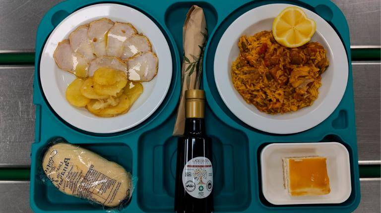 <i>Menú especial del Hospital Universitario San Agustín de Linares. / Junta de Andalucía. </i>