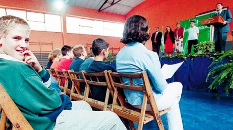 <i>Durante la apertura del nuevo curso escolar. / Archivo histórico Diario JAÉN.</i>