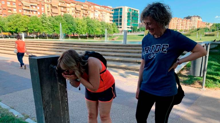 <i>Dos mujeres se refrescan en una de las fuentes del parque del Bulevar. Archivo. / Pablo Espinosa Luna / Diario JAÉN.</i>