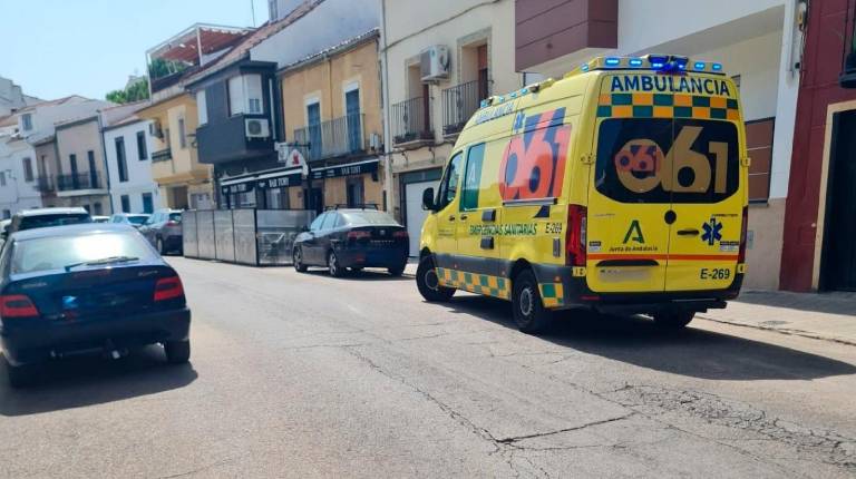 <i>Ambulancia del Servicio de Emergencias 061, en la calle Sagrado Corazón de Jesús en el transcurso del suceso. / Diario JAÉN.</i>