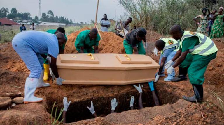 <i>Entierro de un paciente fallecido por ébola en el este de República Democrática del Congo (RDC). / Europa Press. </i>