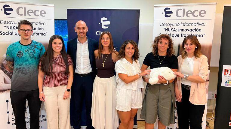 <i>Iván López, Lorena Pareja, Federico Díaz, Queti Kirós, Susana Márquez, Yolanda Arjona y María Mercedes Linares, con Nuka, en el acto. / Jason Moyano / Diario JAÉN. </i>