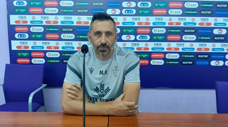 <i>El entrenador del Real Jaén, Manuel Herrero, antes de comenzar la rueda de prensa de esta mañana en La Victoria. / F. Gaitán / Diario JAÉN.</i>