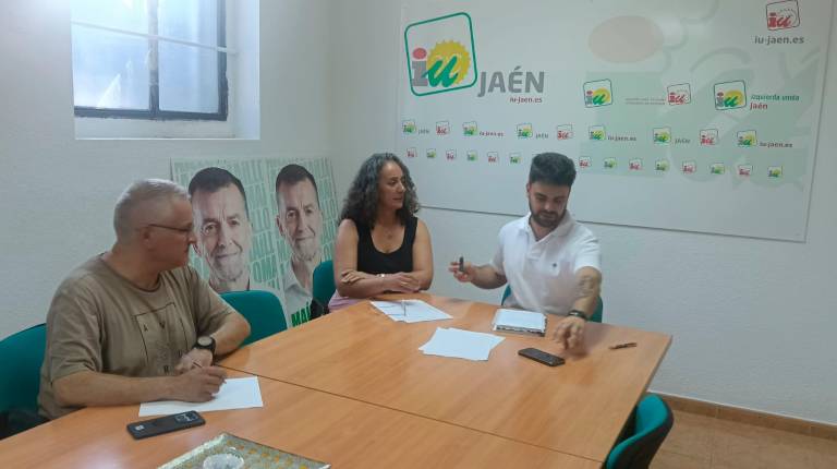 <i>El secretario del PCE en Jaén, Francisco José López; la parlamentaria de Por Andalucía por Córdoba, Rosa María Rodríguez; y el coordinador provincial de IU, Miguel Manuel Moreno. / F. Gaitán / Diario JAÉN.</i>