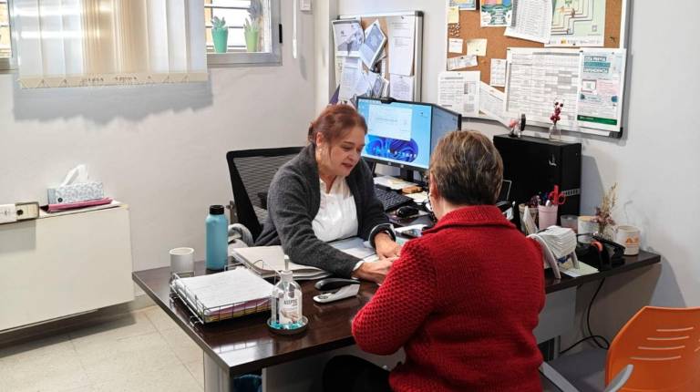<i>Una mujer es atendida en un centro de Servicios Sociales Comunitarios. / Diputación de Jaén. </i>