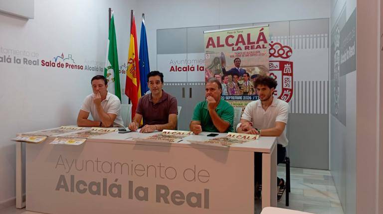 <i>El alcalde Marino Aguilera junto a los toreros locales y un promotor presentan el cartel taurino de la Real Feria de San Mateo de Alcalá la Real 2026. / Juan Rafael Hinojosa / Diario JAÉN. </i>