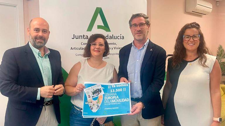 <i>Durante la entrega de la Tarjeta Joven de Transporte en Jaén a la usuaria 13.500. / Junta de Andalucía.</i>