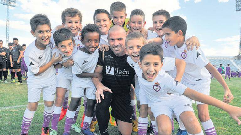 <i>Jugadores de las categorías inferiores del Real Jaén posan en el césped del Estadio de La Victoria. / Archivo histórico Diario JAÉN. </i>