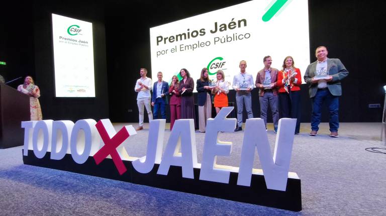 <i>Los ganadores de esta tercera edición, junto a Ana María Gómez y Cecilia Cueva / Fotografías: Agustín Muñoz / Diario JAÉN.</i>