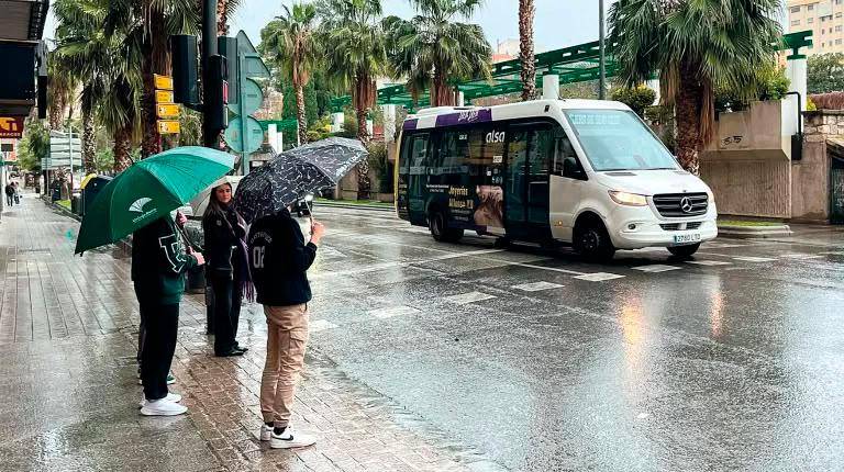 <i>Un grupo de personas espera bajo la lluvia en la ciudad de Jaén. / Diario JAÉN.</i>