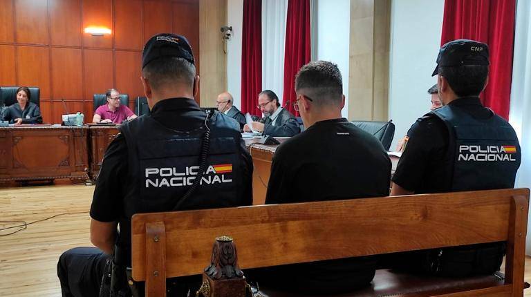 <i>El acusado del asesinato de una mujer en Sabiote durante una de las sesiones del juicio. / Europa Press. </i>