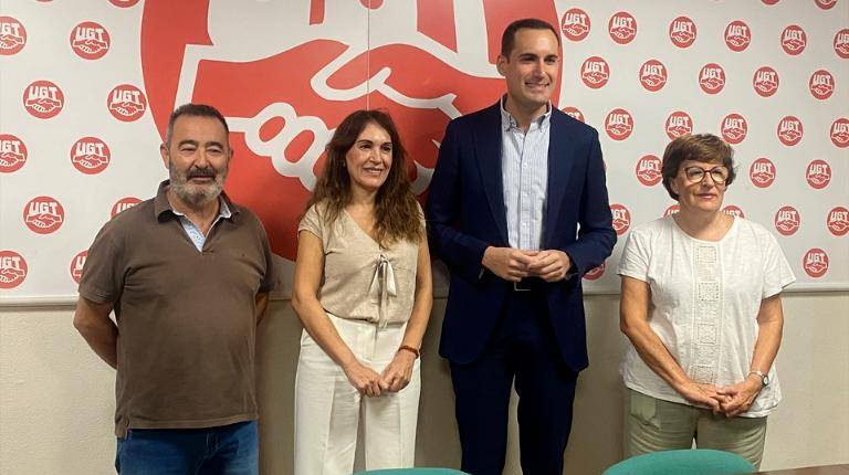 <i>Pilar Gil y Juan Latorre (c), en la reunión junto a Antonio García y Capilla Vega. </i>