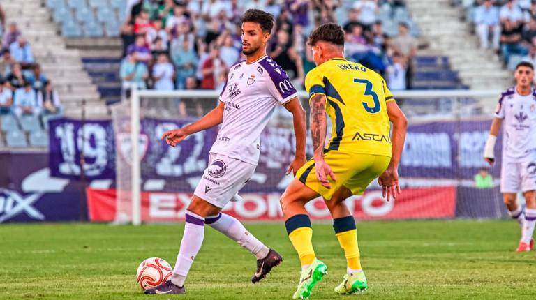 <i>Moha controla el balón ante Eneko Ortiz. / Miranda López / Real Jaén CF. </i>