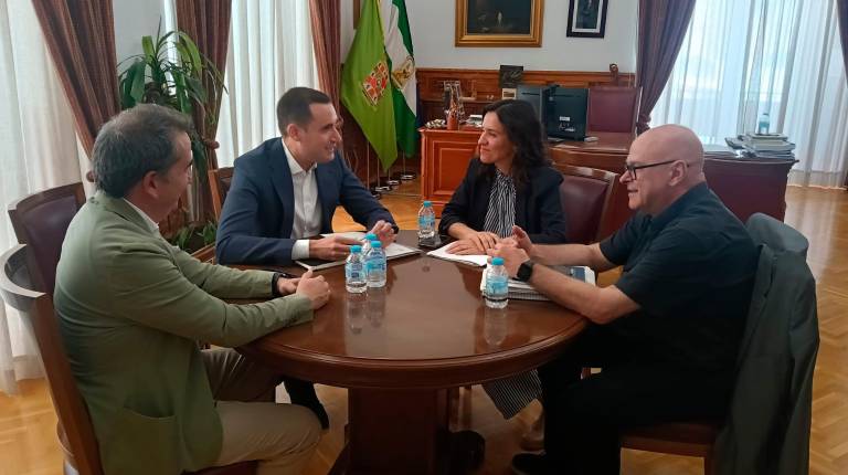 <i>Alejandro Rodríguez, Juan Latorre, Gloria Martín y Manuel Fernández, durante la reunión en Diputación. / F. Gaitán / Diario JAÉN.</i>