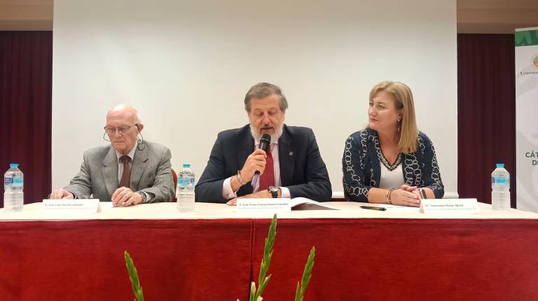 <i>José Luis Sánchez, Luis Jesús García-Lomas y Adoración Mozas, durante la presentación del vídeo en la Residencia Fuente de la Peña. / F. Gaitán / Diario JAÉN.</i>
