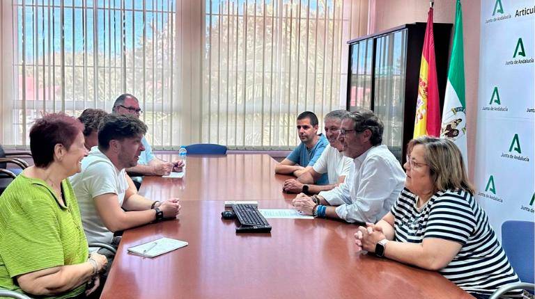 <i>Reunión con asociaciones de vecinos para informarles de las obras de mejora del firme en la carretera de circunvalación. / Junta de Andalucía. </i>