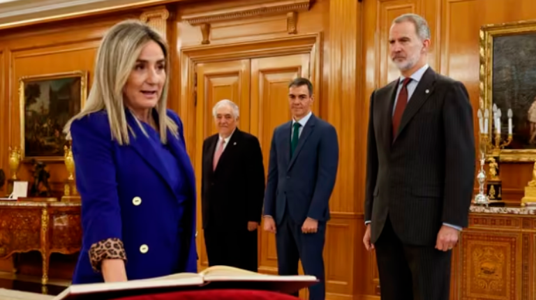 <i>La ministra de Educación, Formación Profesional y Deportes, Milagros Tolón (i) promete su cargo en presencia del rey Felipe VI (d), del presidente del Gobierno, Pedro Sánchez (2d); del presidente del Tribunal Constitucional, Cándido Conde Pumpid. / Europa Press. </i>