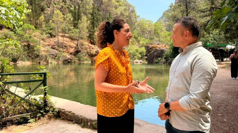 <i>Ana Mata, junto a Jorge Martínez, presenta la campaña para prevenir ahogamientos. / Junta de Andalucía.</i>