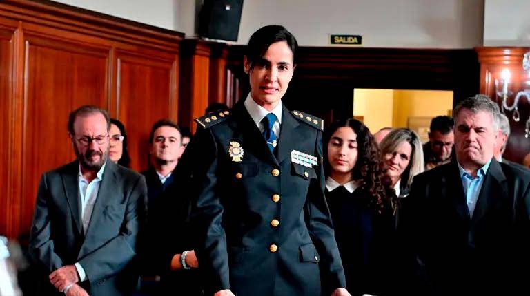 <i>Layla Dris Hach-Mohamed jura su cargo ante la Constitución Española, a 12 de enero de 2025. / Juande Ortiz / Diario JAÉN.</i>