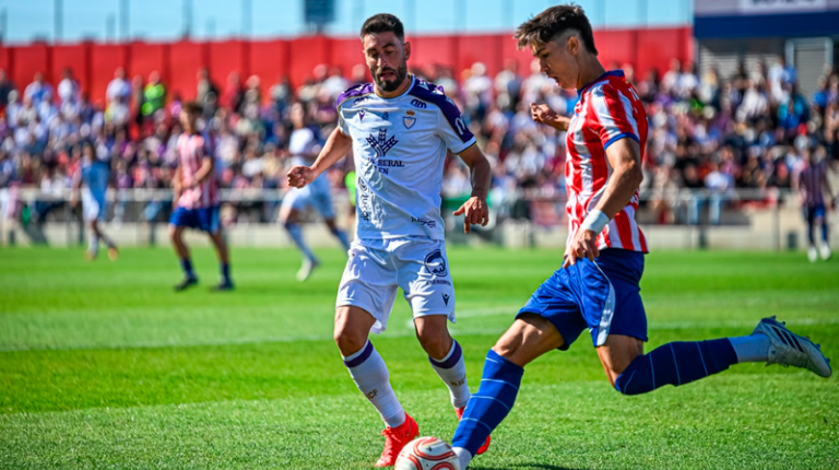 <i>Mario Martos presiona la salida de balón de un rival durante el partido disputado en la capital. / Real Jaén CF.</i>